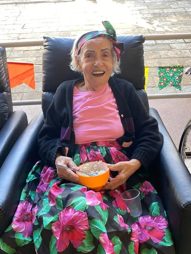 Moradora celebrando aniversário