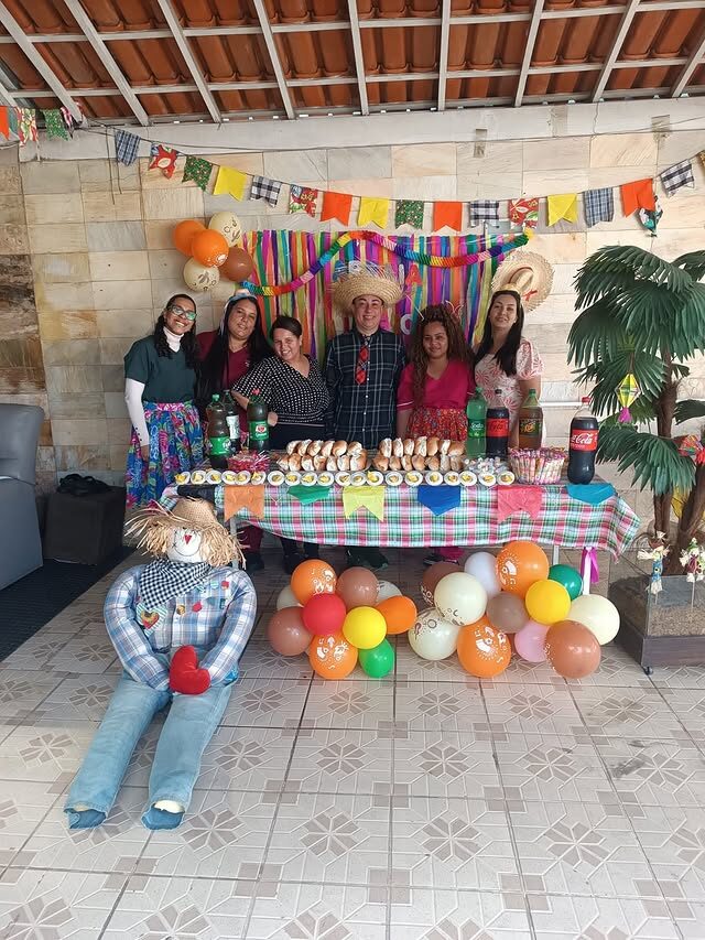 Idoso pintando árvore de Natal