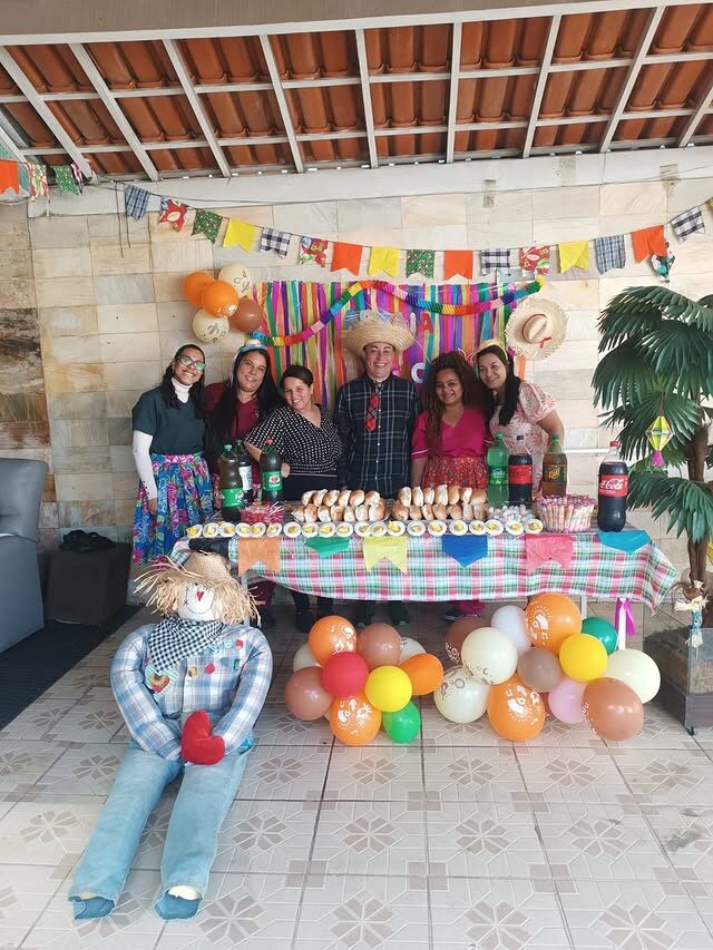 Moradora sorrindo ao montar quebra-cabeça
