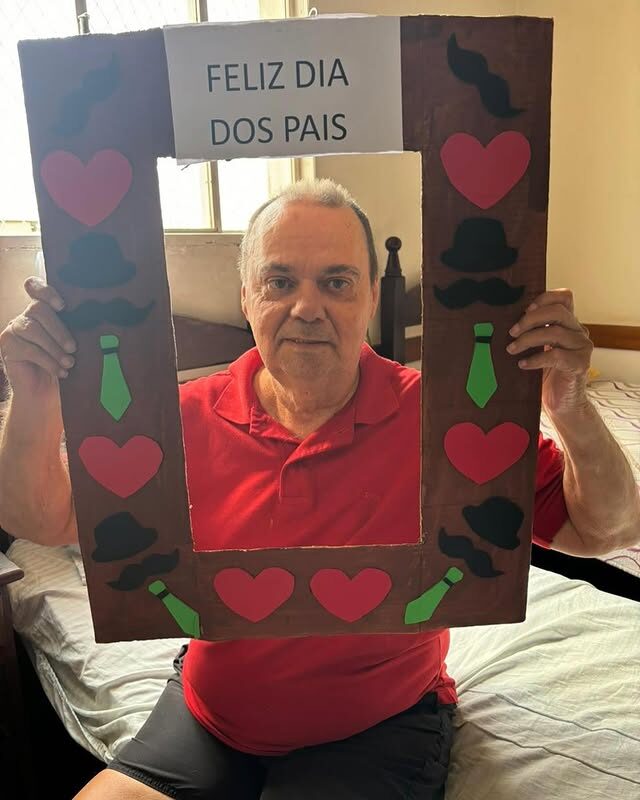 Dois moradores abraçados