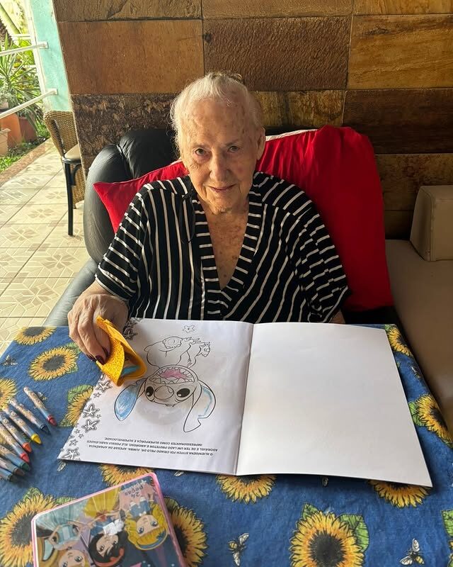 Moradora sorrindo durante lanche
